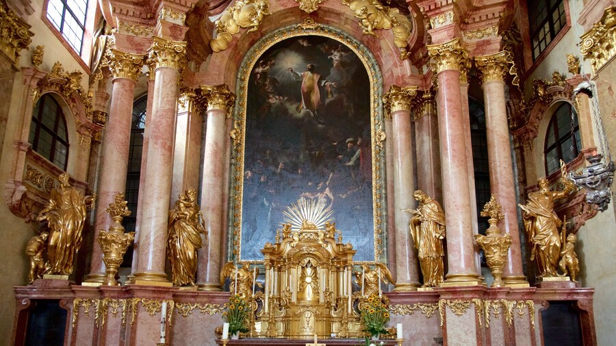 Ăglise bĂ©nĂ©dictine de GyĆr montrant Ă©lĂ©ments religieux, une Ă©glise ou une cathĂ©drale et art