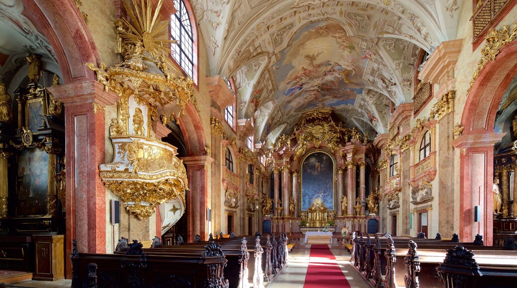Gyor benediktinerkirke som inkluderer religion, kirke eller katedral og historisk arkitektur