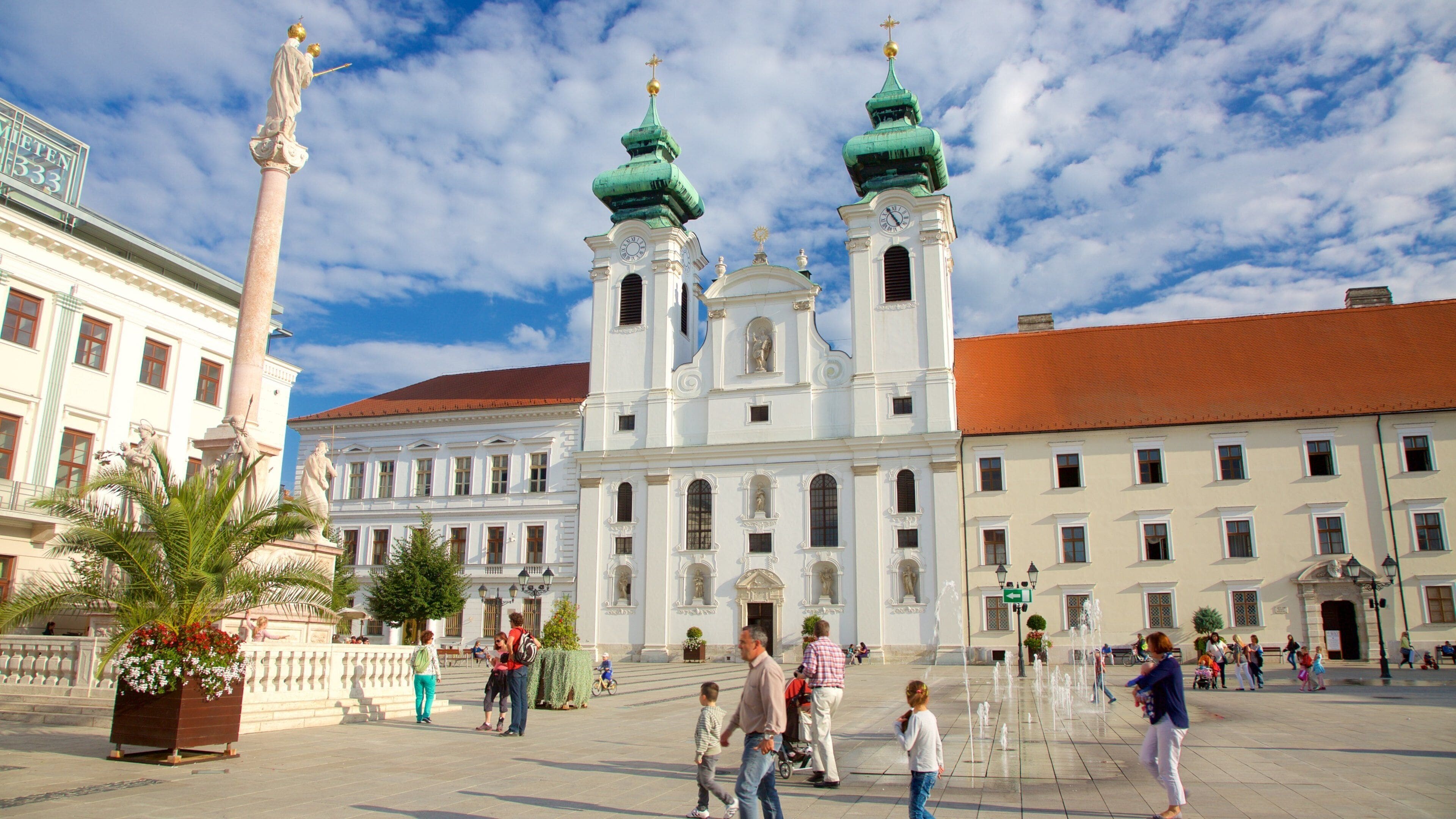 Benediktijnse kerk van Gyor inclusief historische architectuur, een plein en een kerk of kathedraal