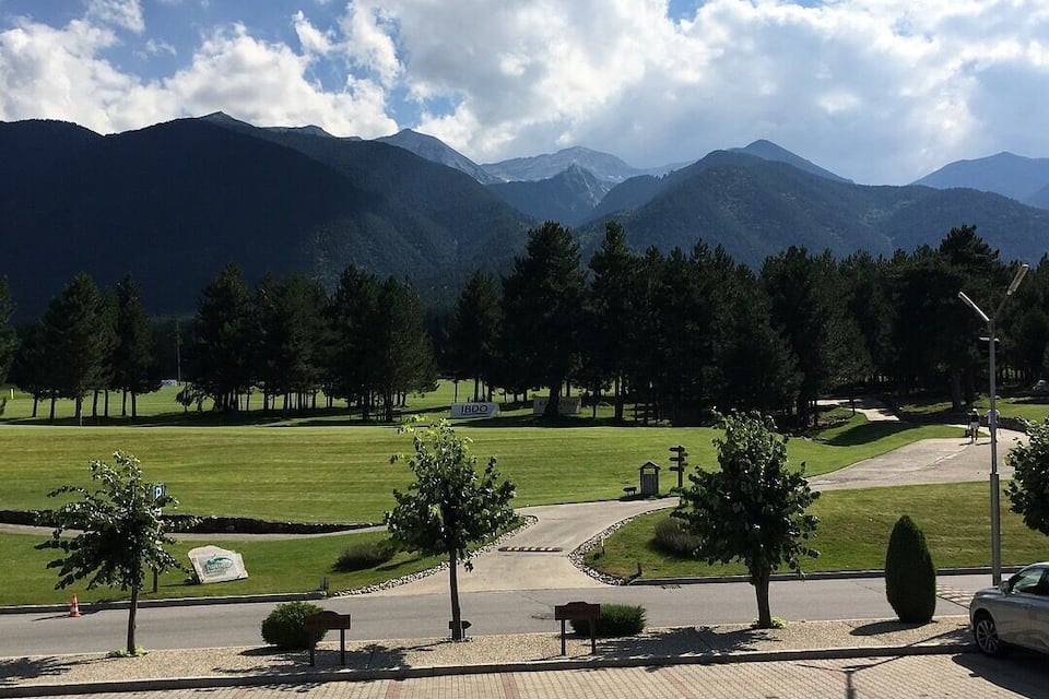 Un campo da golf con vista sulle montagne.