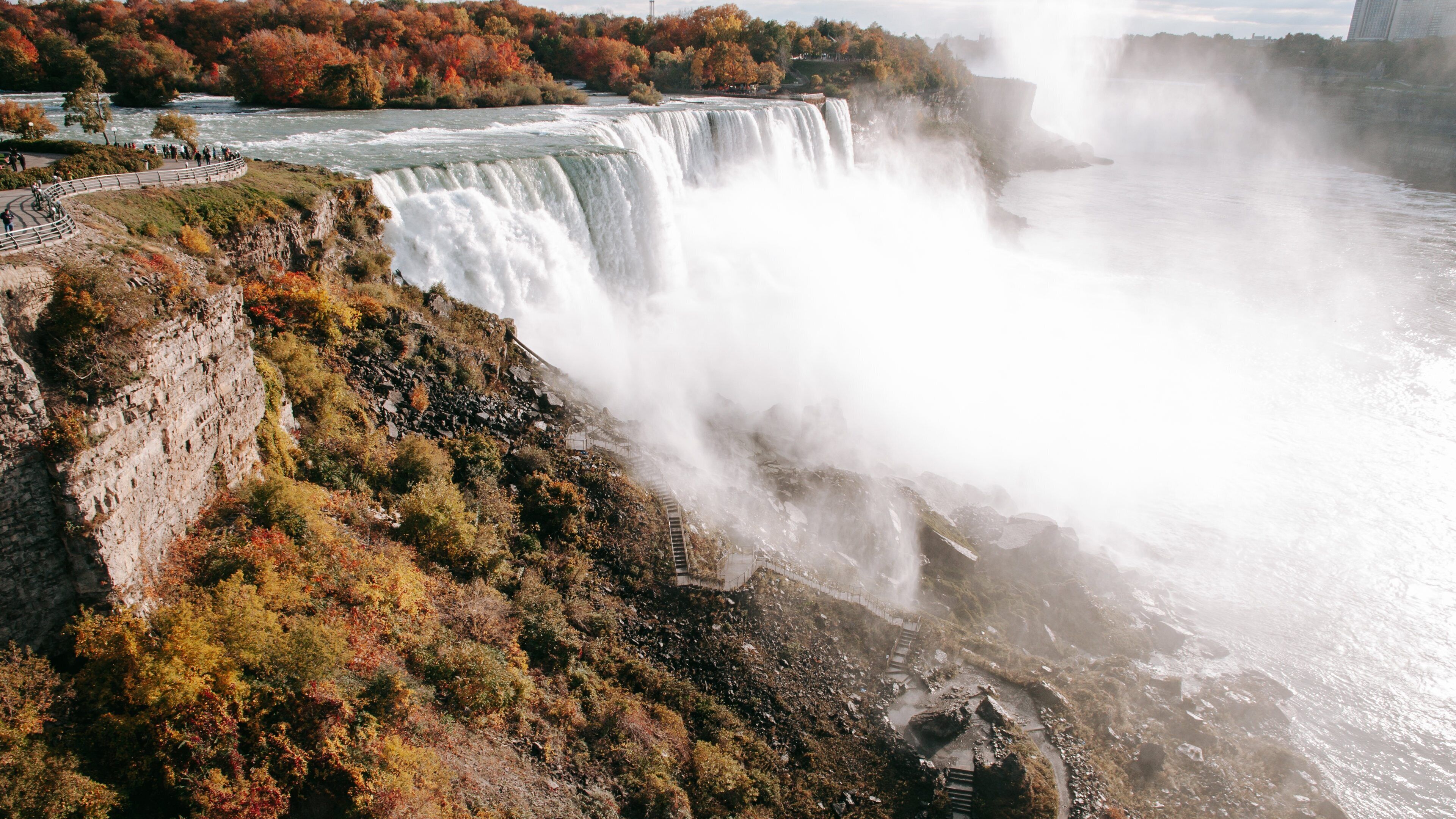Bridal Veil Falls showing a waterfall, mist or fog and landscape views