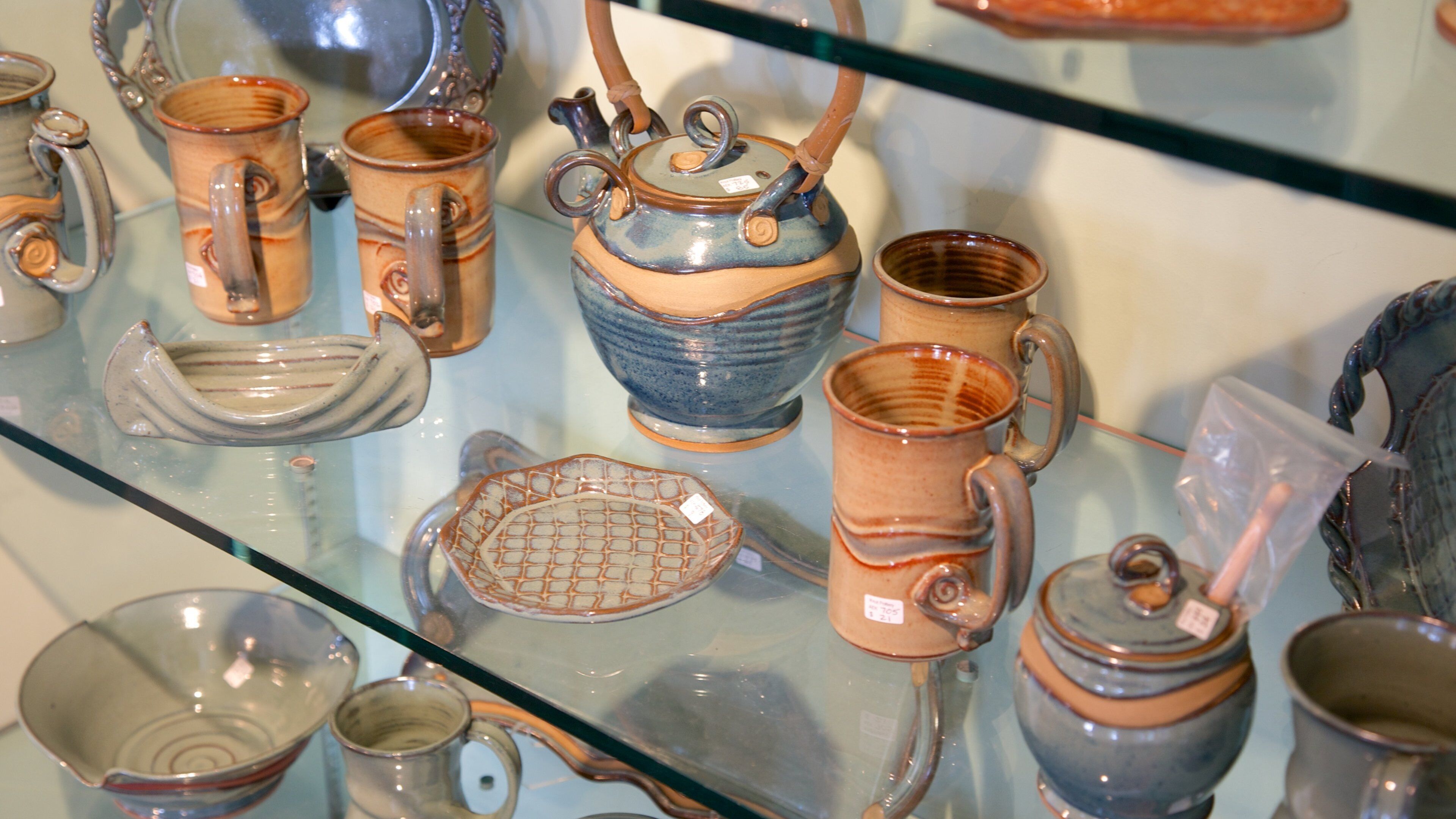 Centro artístico Old School House Arts Centre que incluye vistas de interior y arte