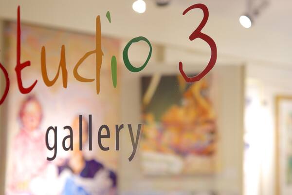 Old School House Arts Centre som omfatter kunst, interiør og skiltning