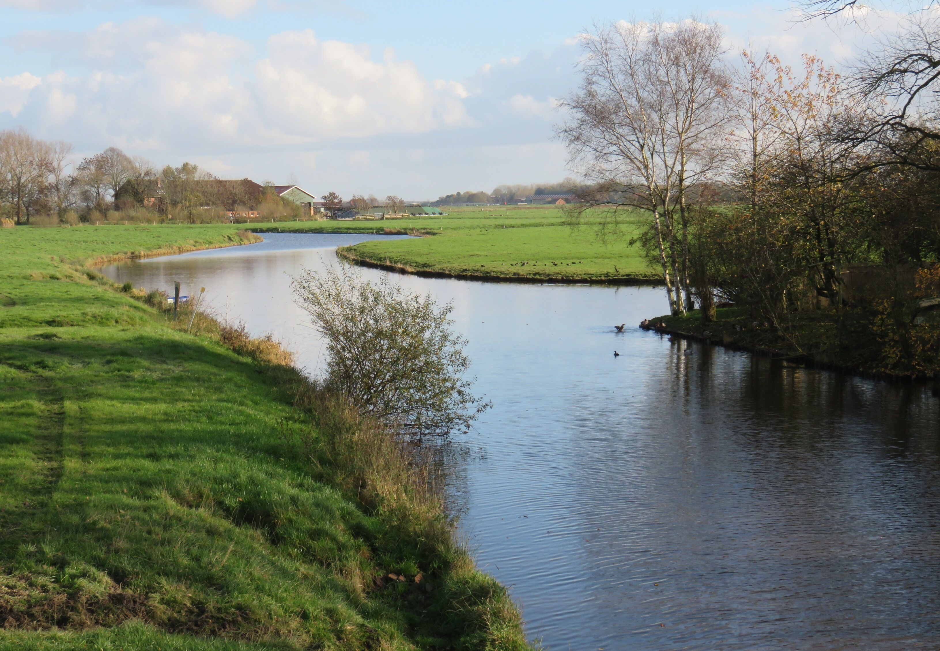 Blick von der Brücke Auricher Landstraße auf das Fehntjer Tief und die Abzweigung zum Oldersumer Tief