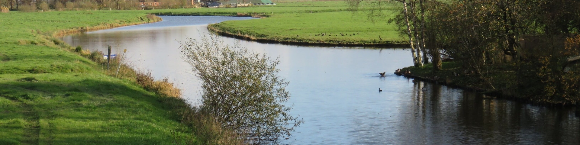 Blick von der Brücke Auricher Landstraße auf das Fehntjer Tief und die Abzweigung zum Oldersumer Tief
