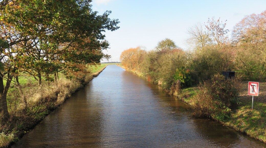 Blick von der Brücke Auricher Landstraße auf das Fehntjer Tief