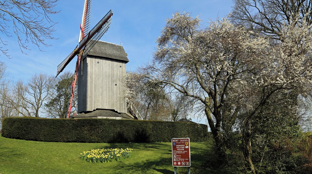 This building is inscrit au titre des Monuments Historiques. It is indexed in the Base Mérimée, a database of architectural heritage maintained by the French Ministry of Culture, under the reference PA00107426 .