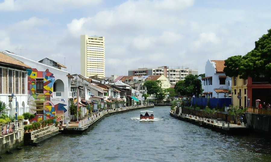 A river which flows through the middle of Malacca City. Did you know it used to be a vital trade route during the heyday of Malacca Sultanate in the 15th century?
#lifeatexpedia #my2016