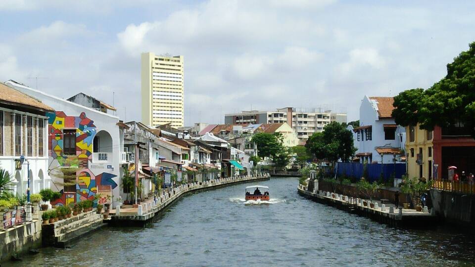 A river which flows through the middle of Malacca City. Did you know it used to be a vital trade route during the heyday of Malacca Sultanate in the 15th century?
#lifeatexpedia #my2016