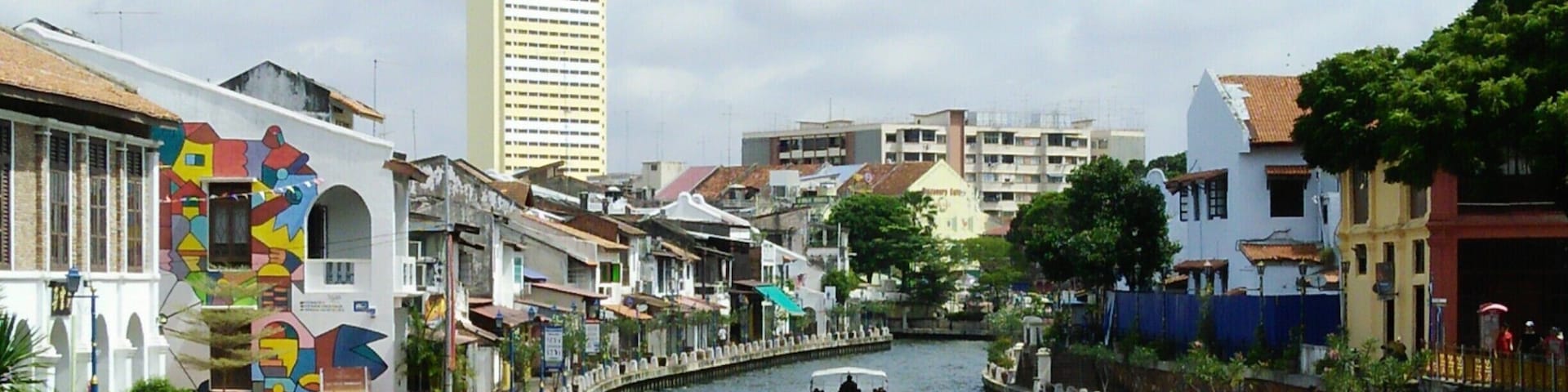 A river which flows through the middle of Malacca City. Did you know it used to be a vital trade route during the heyday of Malacca Sultanate in the 15th century?
#lifeatexpedia #my2016