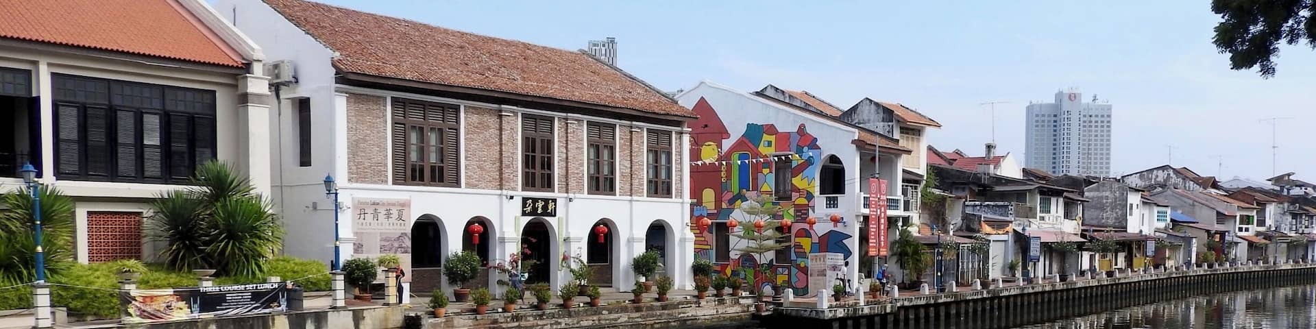 The river was the main artery of trade for Melaka in its heyday when it was bustling with traders from all around the world.
Some buildings from that era still stand majestically by the river, which is also lined by old villages, or kampungs, and modern day buildings.
#River
#LikeALocal