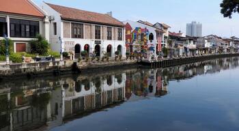 The river was the main artery of trade for Melaka in its heyday when it was bustling with traders from all around the world.
Some buildings from that era still stand majestically by the river, which is also lined by old villages, or kampungs, and modern day buildings.
#River
#LikeALocal