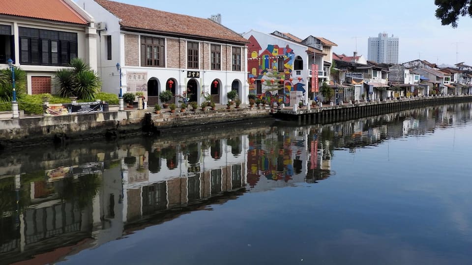The river was the main artery of trade for Melaka in its heyday when it was bustling with traders from all around the world.
Some buildings from that era still stand majestically by the river, which is also lined by old villages, or kampungs, and modern day buildings.
#River
#LikeALocal