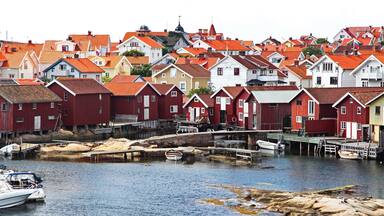 Smögen som visar en Ä eller flod och en stad