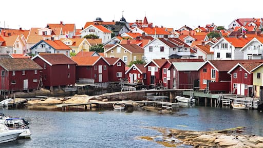 Smögen som inkluderer elv eller bekk og by