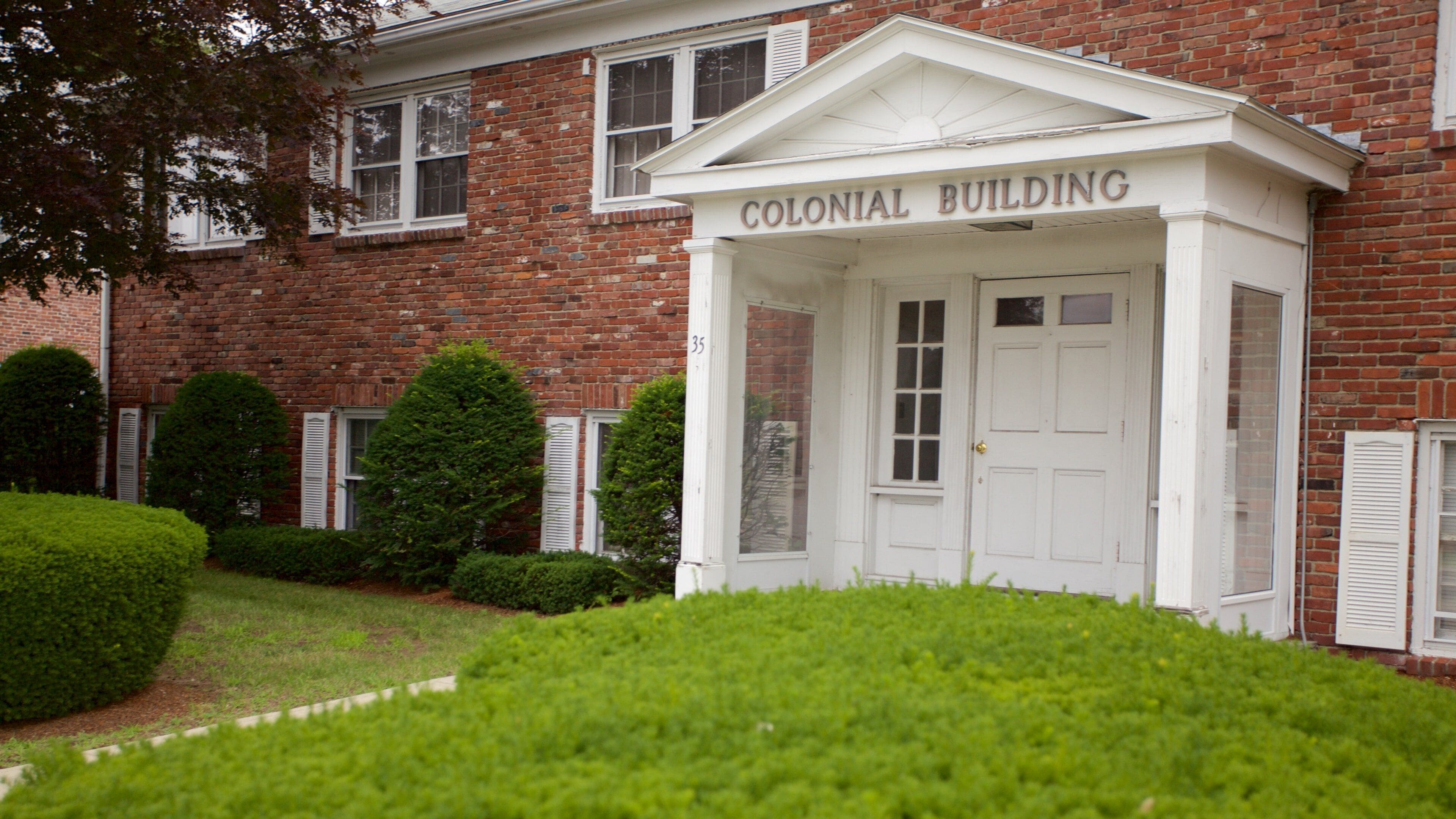 Burlington which includes an administrative buidling and street scenes