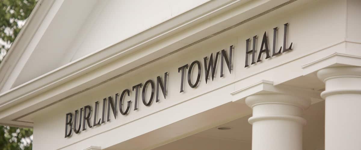 Burlington mettant en vedette signalisation et bĂątiment public