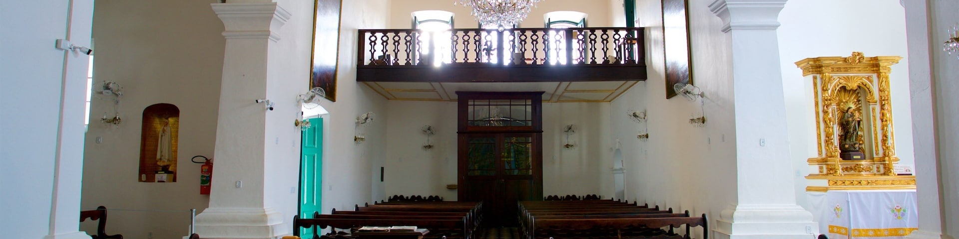 Paróquia Nossa Senhora da Assunção de Cabo Frio que inclui vistas internas, elementos de patrimônio e uma igreja ou catedral