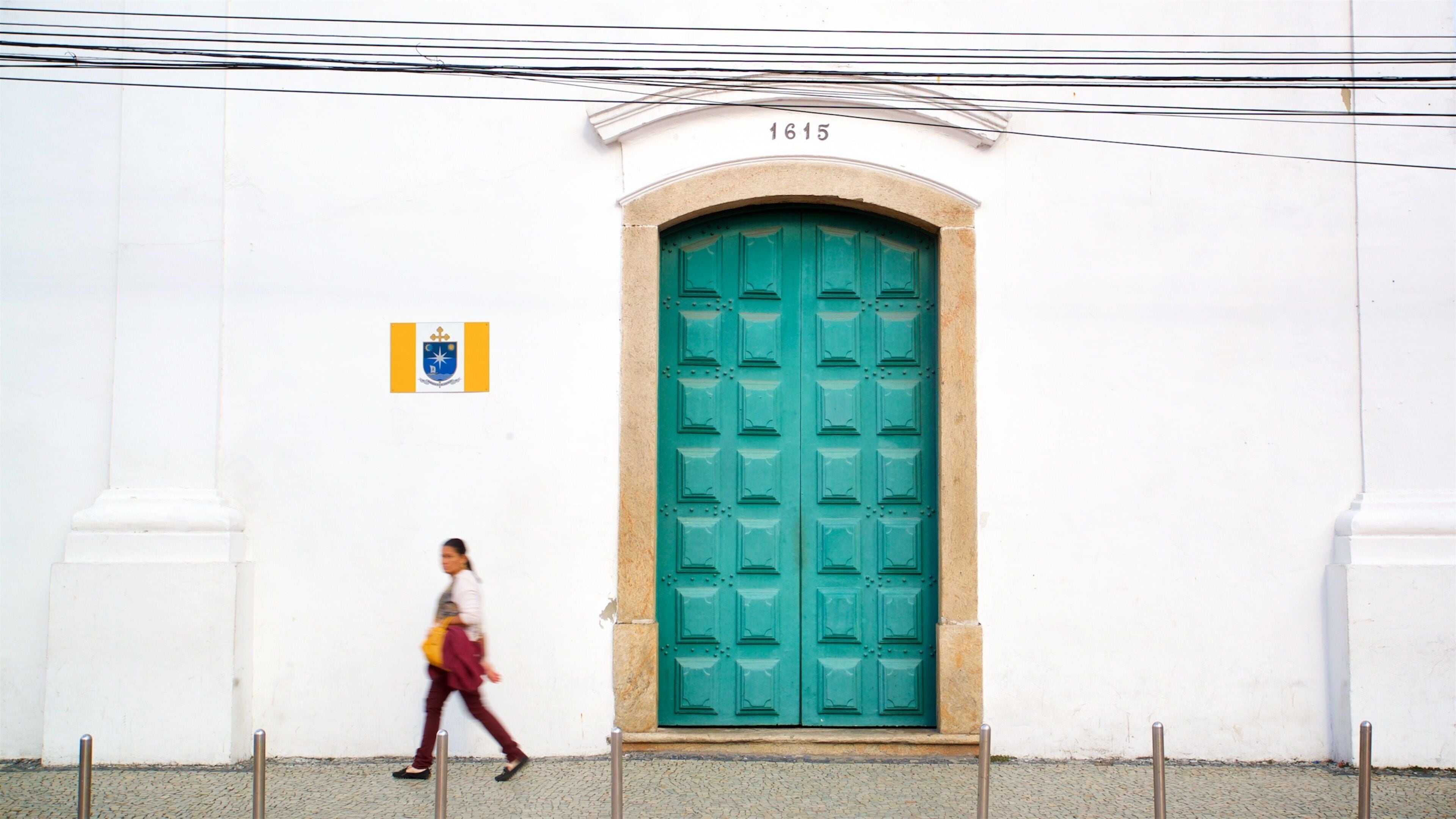 Paroisse Notre-Dame de l\'Assomption de Cabo Frio montrant patrimoine historique et scènes de rue aussi bien que femme