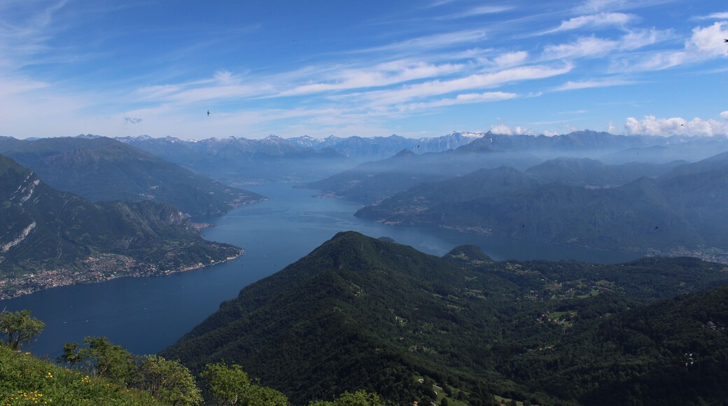 Incrocio dei bracci del lago di Como fotografato dal Monte San Primo