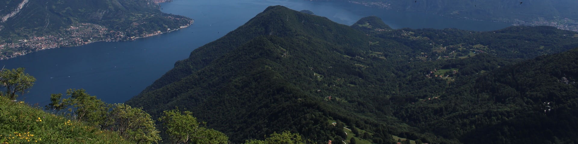 Incrocio dei bracci del lago di Como fotografato dal Monte San Primo