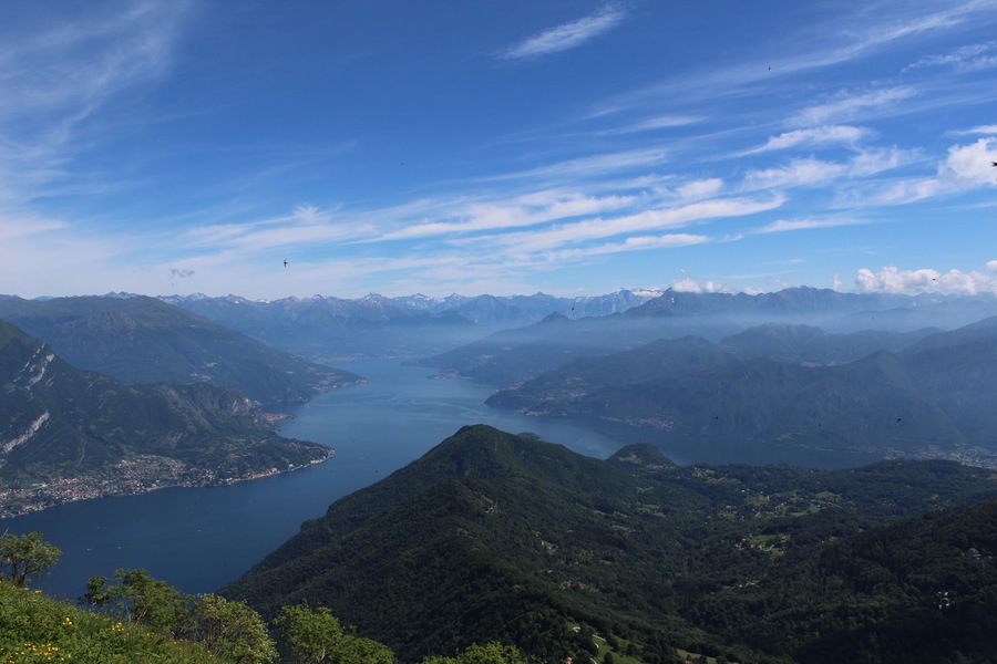 Incrocio dei bracci del lago di Como fotografato dal Monte San Primo