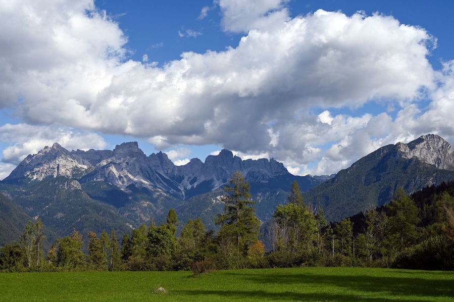 Paysage de montagne autour du village de Sagron Mis dans le massif des Dolomites en Italie en été