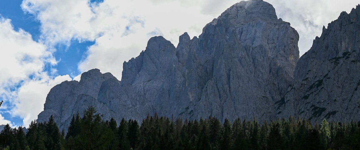 Paysage de montagne autour du village de Sagron Mis dans le massif des Dolomites en Italie en été