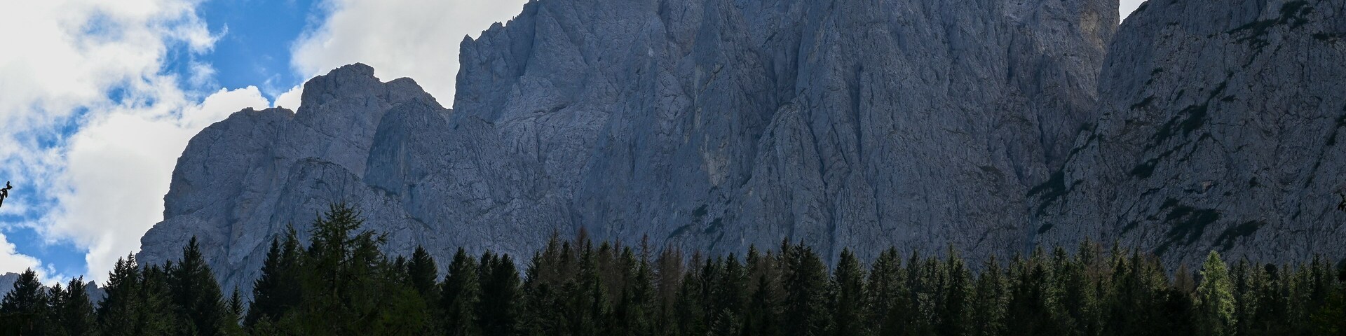 Paysage de montagne autour du village de Sagron Mis dans le massif des Dolomites en Italie en été