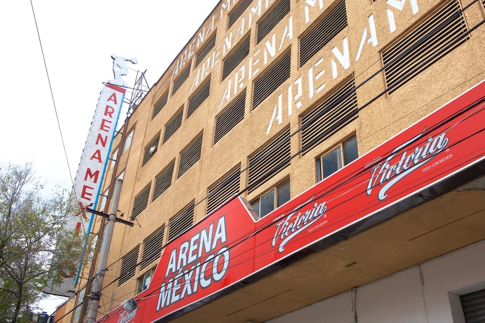 Un bâtiment sur lequel on peut lire les inscriptions « ARENA MEXICO » et « Tritonia ».