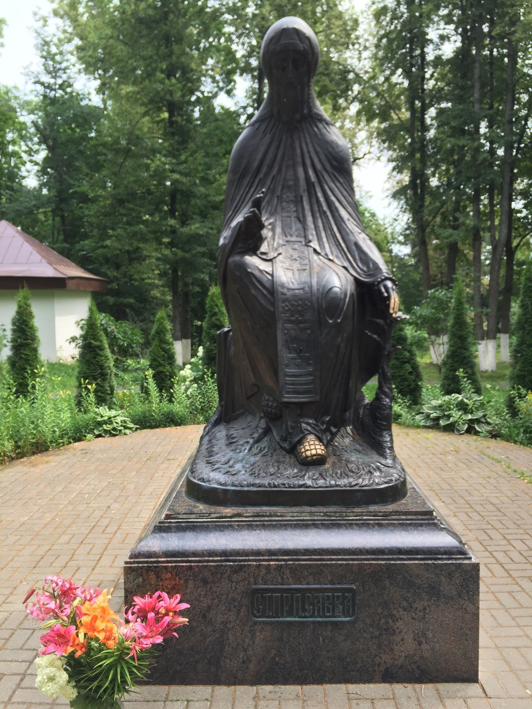 Памятник святому Савве у монастыря 