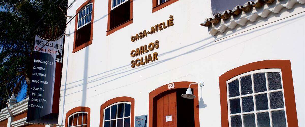 Casa-Atelie Carlos Scliar Museum which includes signage