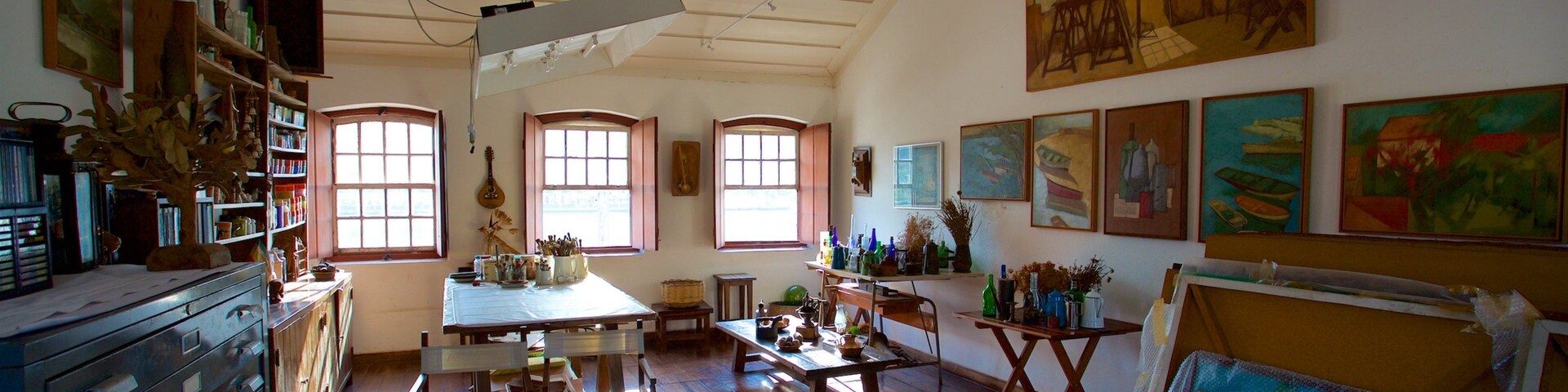 Casa-Atelie Carlos Scliar Museum which includes interior views and art