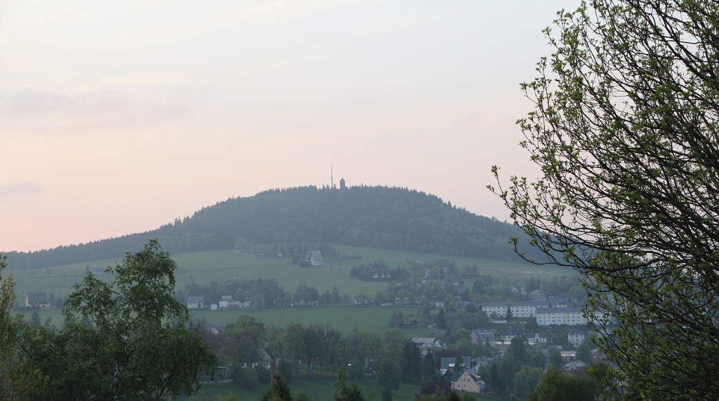 Berg Bärenstein von der tschechischen Seite her gesehen