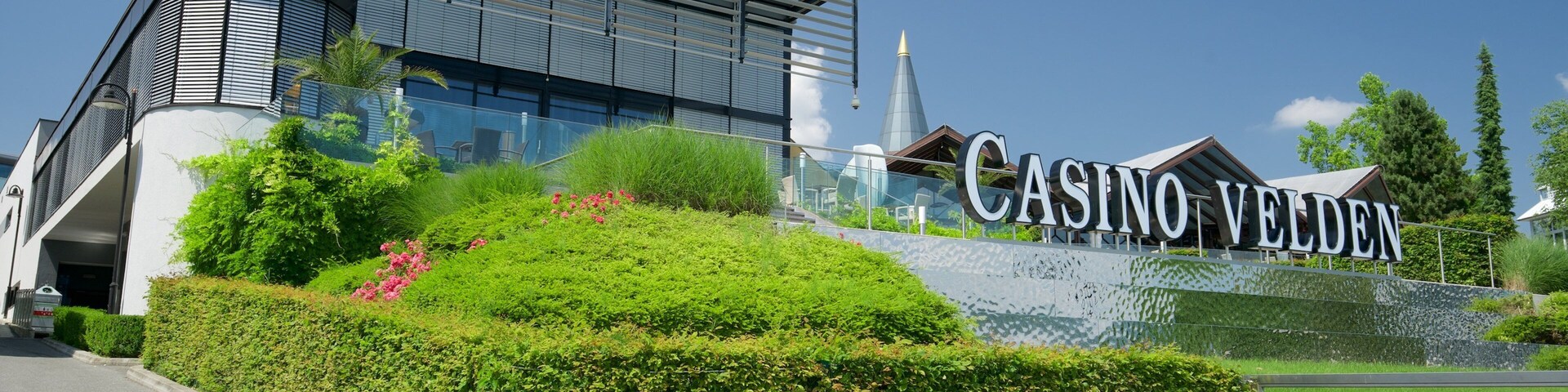 Casino Velden que inclui sinalização e um parque