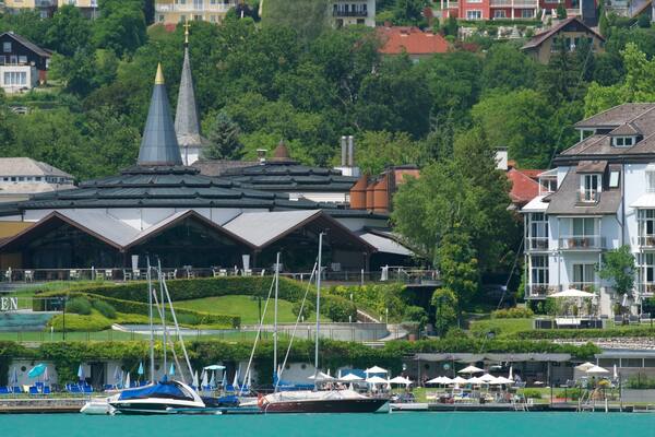 Casino Velden caracterizando uma baía ou porto e um parque