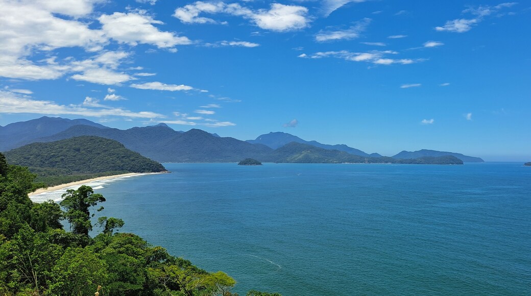 Uma linda vista do mar e de ilhas obtida do alto de um morro, em Ubatuba, litoral norte paulista, brasil