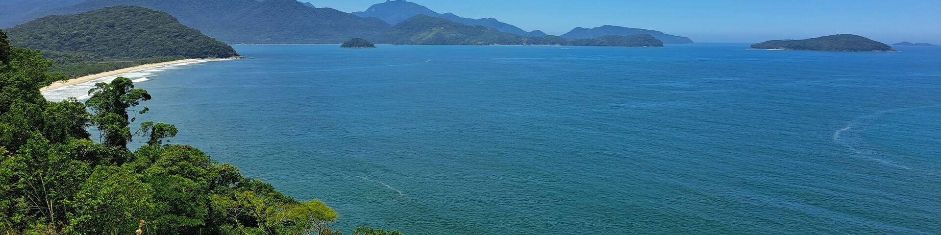 Uma linda vista do mar e de ilhas obtida do alto de um morro, em Ubatuba, litoral norte paulista, brasil