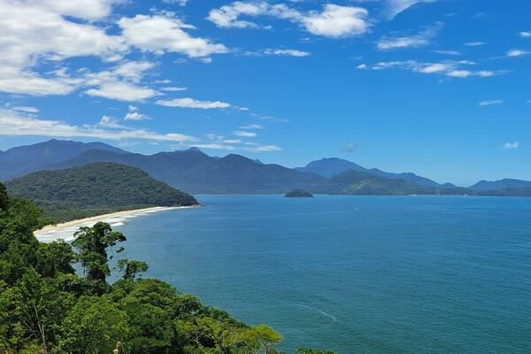 Uma linda vista do mar e de ilhas obtida do alto de um morro, em Ubatuba, litoral norte paulista, brasil