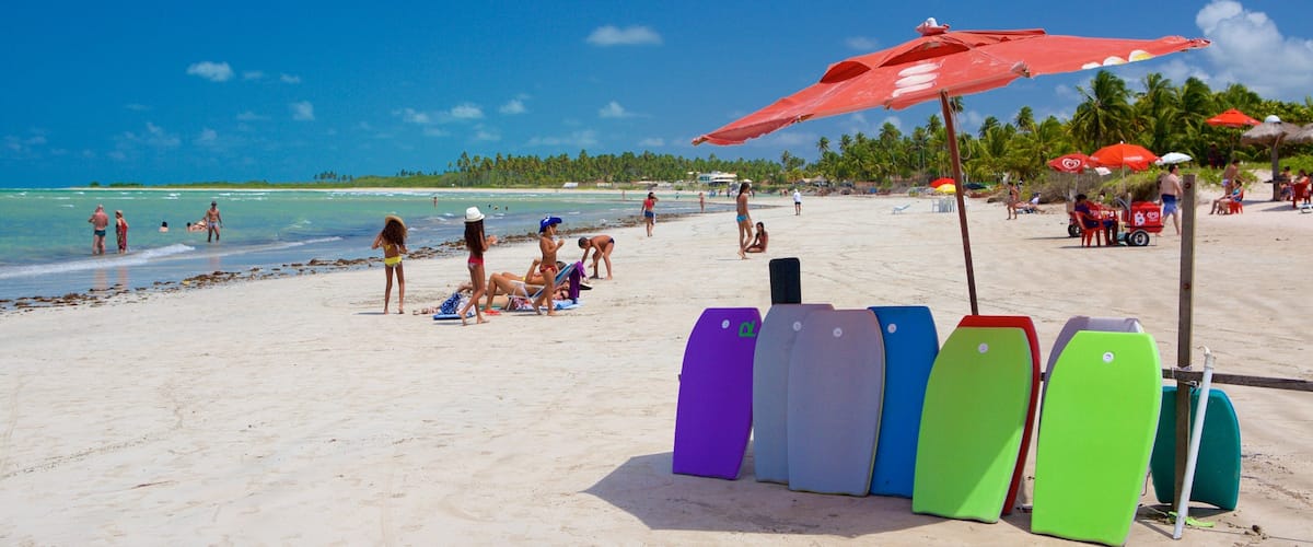 Playa Paripueira mostrando vistas generales de la costa, una playa de arena y deportes acuáticos