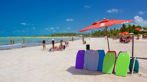 Paripueira strand som inkluderar vattensporter, en strand och kustutsikter