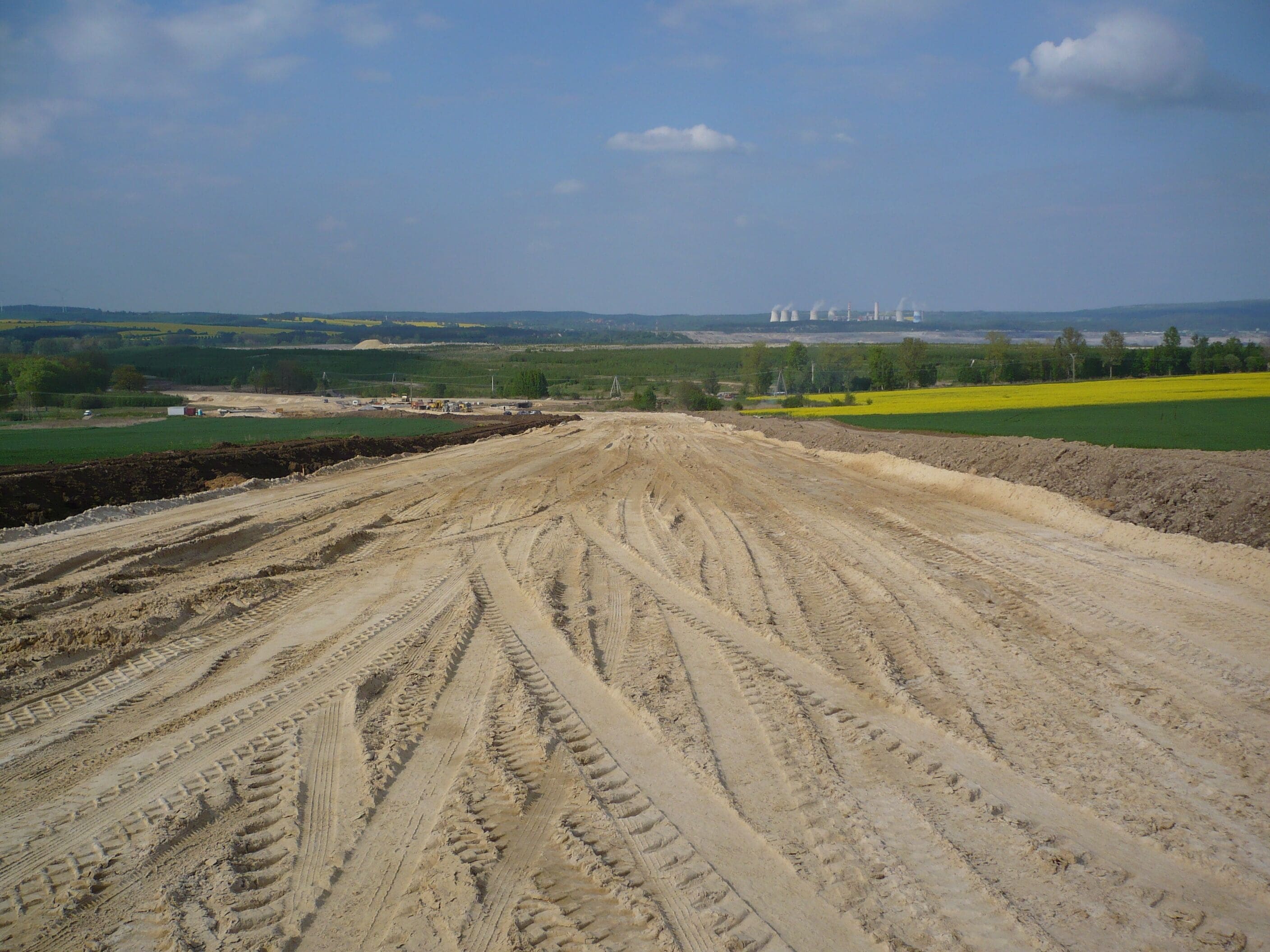 Výstavba obchvatu Žitavy, v pozadí elektrárna Turów (Droga wojewódzka nr 332)