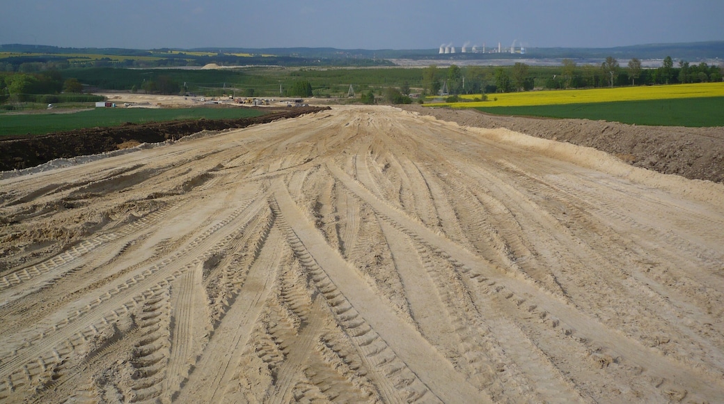 Výstavba obchvatu Žitavy, v pozadí elektrárna Turów (Droga wojewódzka nr 332)