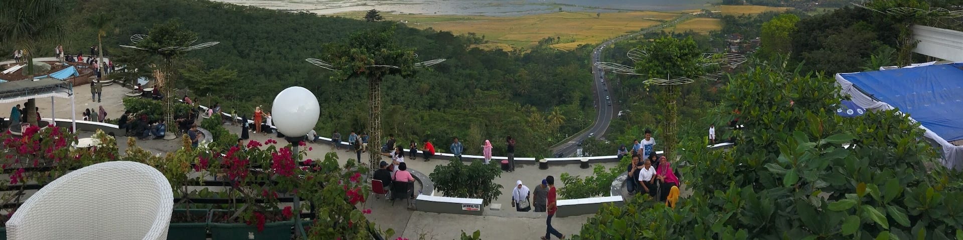 Mountains, lake and rice fields..best serve with a cup of robusta coffee. #lifeatexpedia