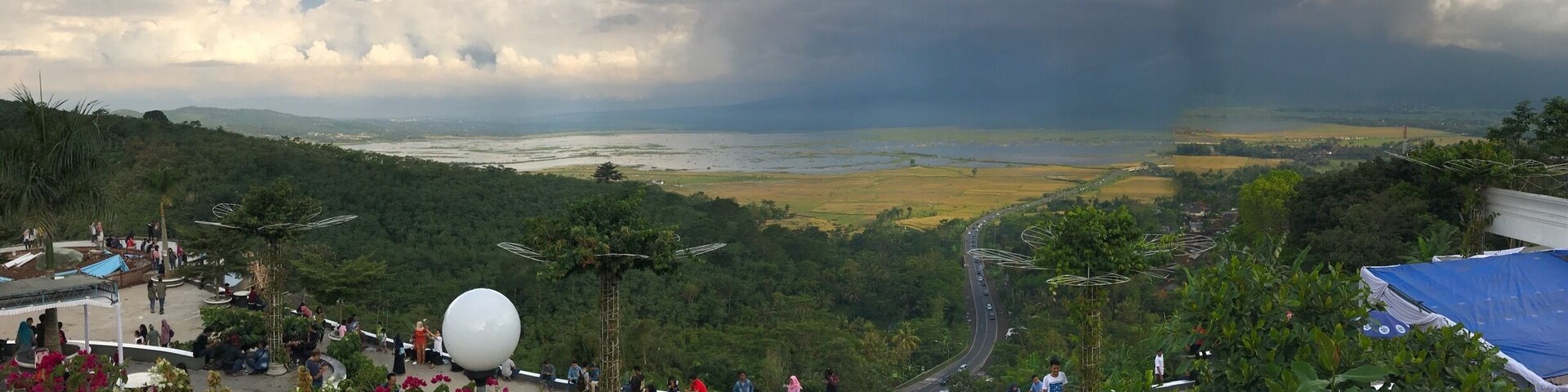 Mountains, lake and rice fields..best serve with a cup of robusta coffee. #lifeatexpedia