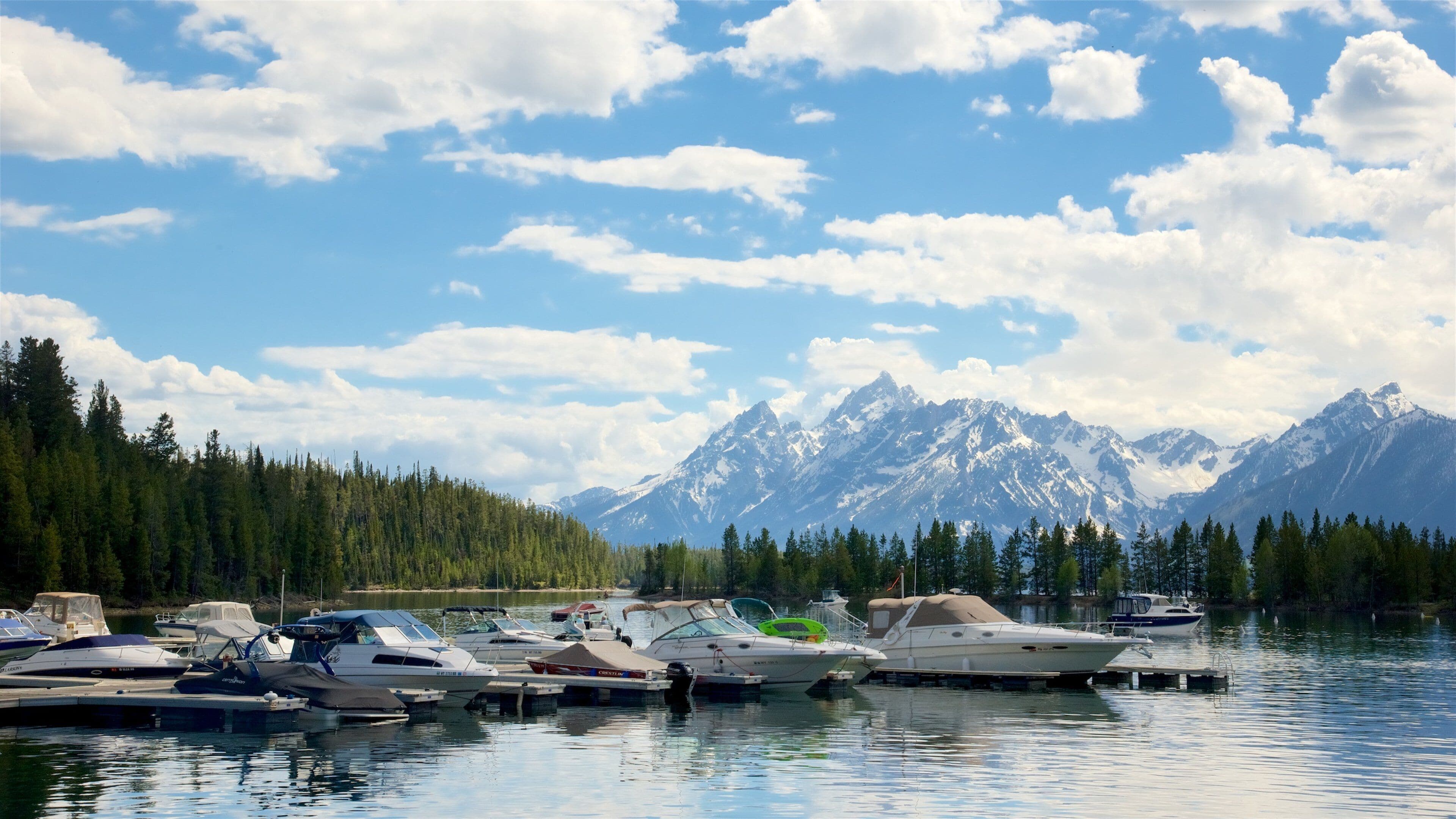 科爾特灣旅客中心 呈现出 河流或小溪 和 山岳