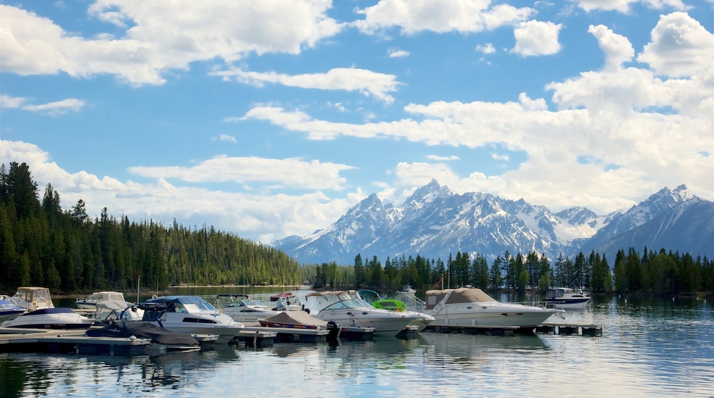 Centro de visitantes de Colter Bay mostrando un río o arroyo y montañas