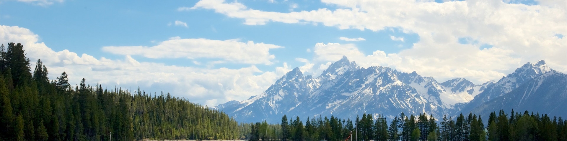 Colter Bay Visitor Center caracterizando montanhas e um rio ou córrego