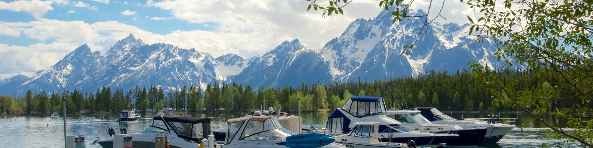Centre d\'accueil des visiteurs de Colter Bay mettant en vedette montagnes, baie ou port et riviĂšre ou ruisseau
