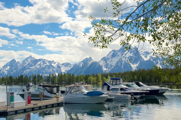 Centre d\'accueil des visiteurs de Colter Bay mettant en vedette montagnes, baie ou port et riviĂšre ou ruisseau